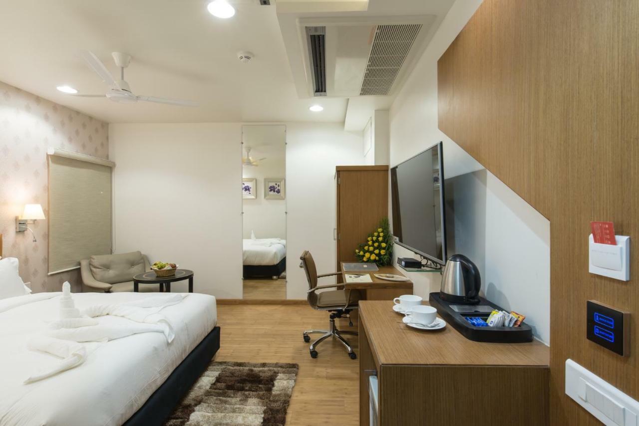 Hotel Atishay Bhopal Bagian luar foto