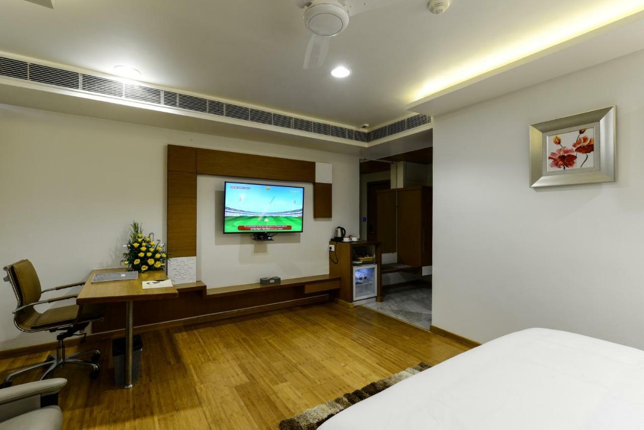 Hotel Atishay Bhopal Bagian luar foto
